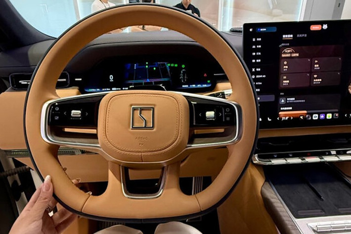Trước đó, vào hồi tháng 8/2023, Bentley đã thông báo 18 chiếc xe siêu sang Batur do Mulliner chế tác sẽ có hệ thống âm thanh “Naim for Mulliner” tùy chọn. Theo Bentley, đây là “hệ thống âm thanh trên xe tinh xảo nhất từng được tạo ra”, là kết quả của 10.000 giờ phát triển, với phần cứng hoàn toàn mới.
