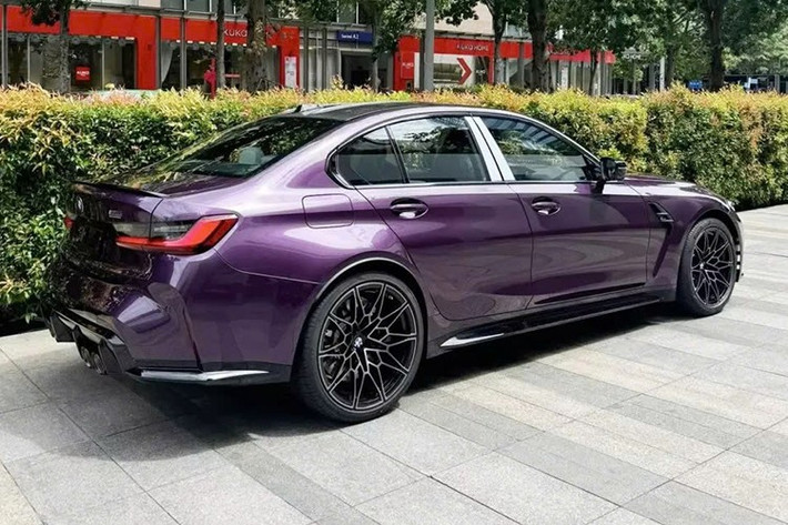 Chiếc xe BMW M3 Competition xDrive màu độc này có giá bán chính hãng Việt Nam từ 5 tỷ đồng, và sở hữu nhiều tùy chọn đi kèm. Chính vì vậy, chiếc xe này có giá lăn bánh lên đến trên 6 tỷ đồng.