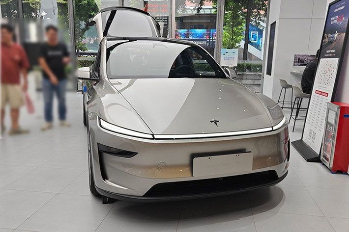 Tesla đã chính thức mở bán mẫu xe điện Model Y L 2025 mới tại Trung Quốc, thị trường mà hãng ôtô điện Mỹ đang chịu sự cạnh tranh khốc liệt từ hai đối thủ "cực mạnh" tại đất nước tỷ dân là BYD và Xiaomi.