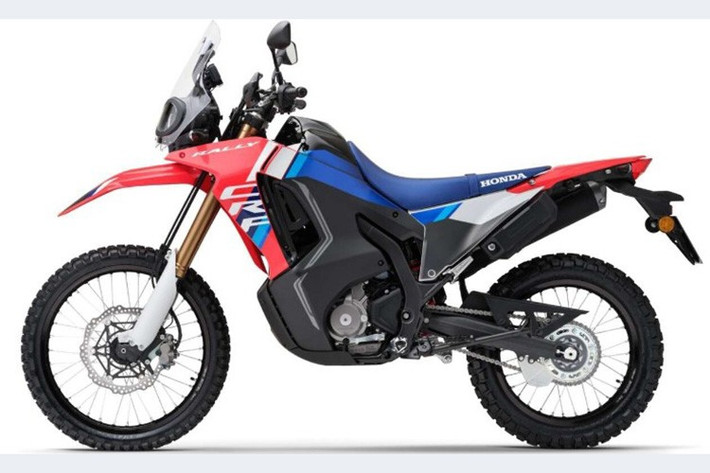 Xe trang bị bánh xe trước kích thước 21 inch và bánh sau 18 inch, đi kèm lốp gai 80/100 và 120/80, được lắp trên mâm bánh xe nan hoa Takasago Excel.