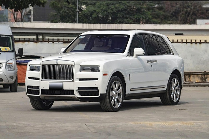 Rolls-Royce Cullinan là 1 chiếc xe SUV siêu sang đắt đỏ nhất thế giới, đẳng cấp cho sự quyền lực. Tại Việt Nam, Rolls-Royce Cullinan lúc mới về nước có giá từ 25 tỷ đến gần 50 tỷ đồng, tùy thuộc xe mang biển gì, option ra sao, phiên bản nào, nhưng sau 6 năm, kể từ khi chiếc Rolls-Royce Cullinan đầu tiên xuất hiện, giá bán đã dễ thở hơn.
