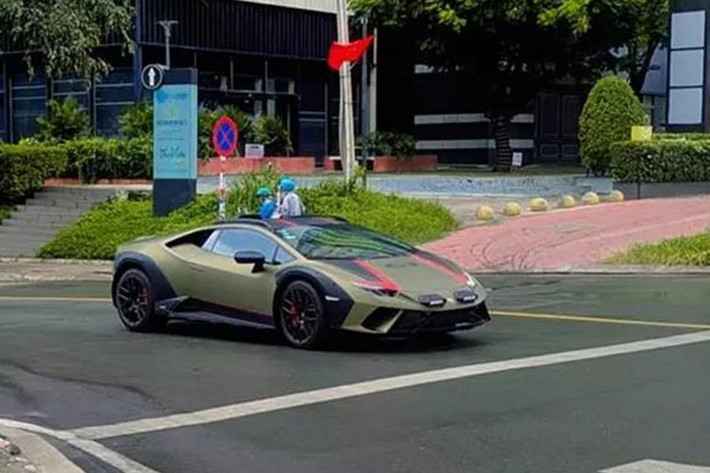 Mới đây, một chiếc siêu xe Lamborghini Huracan Sterrato mới bị bắt gặp lăn bánh tại Thành phố Thủ Đức, TP.HCM, đã nhận được sự quan tâm đặc biệt của giới mê xe, cũng như các đại gia chơi xe trong khắp cả nước. Lý do, đây là chiếc Lamborghini Huracan Sterrato đầu tiên của 1 đại gia Việt sở hữu.