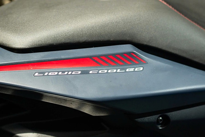Đặc biệt, khi sử dụng xe Yamaha Aerox 2025, người dùng có thể kết nối với điện thoại qua ứng dụng Y-Connect, cho phép họ theo dõi thông tin xe, cuộc gọi đến, thông báo tin nhắn,...