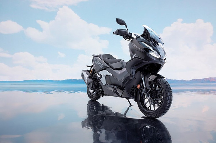 Mẫu thứ hai được đồn đoán là Honda ADV350, chiếc maxi-scooter chuyên dụng cho đường trường. ADV350 nổi bật với phần đầu xe lớn tích hợp kính chắn gió, lốp gai đa địa hình, hướng đến người dùng thường xuyên đi xa và cả những cung đường khó.
