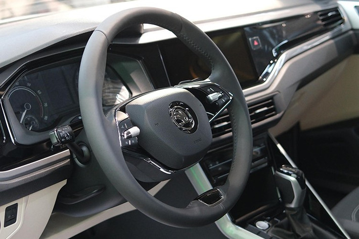 Về vận hành, Skoda Slavia trang bị động cơ xăng 1.0L tăng áp, cho công suất 115PS và mô-men xoắn 178Nm, hệ dẫn động cầu trước.