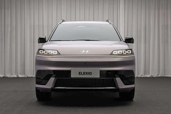 Hyundai EO có kích thước tổng thể là chiều dài 4.615 mm, chiều rộng 1.875 mm và chiều cao 1.675 mm (hoặc 1.698 mm khi có giá nóc). Trục cơ sở dài 2.750 mm kết hợp với bộ mâm 20 inch giúp tăng thêm vẻ thể thao và chắc chắn.