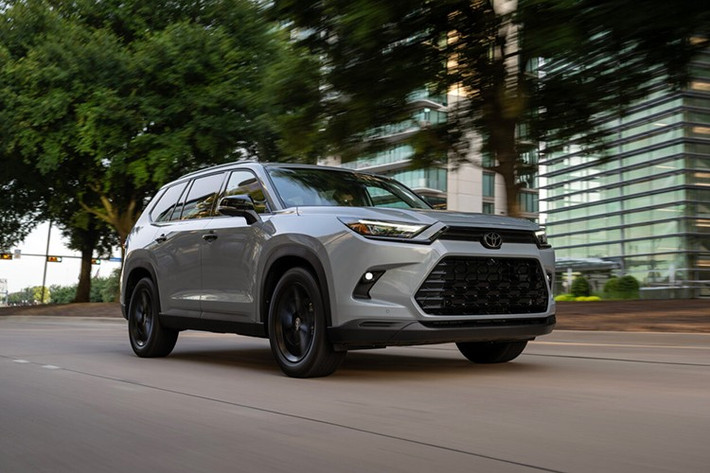 Theo đó, Toyota Grand Highlander 2026 mới sẽ được bổ sung tùy chọn gói ngoại thất “black badge overlay”, đây là một chi tiết trang trí màu đen dành riêng cho phiên bản hybrid thuộc dòng Nightshade Edition. Điểm nhấn phong cách gồm huy hiệu đen trên phiên bản Hybrid Nightshade hoặc lưới tản nhiệt màu xám kim loại trên Hybrid MAX (chỉ có trên Grand Highlander 2026).