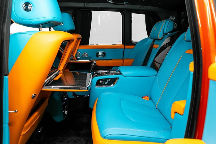 Mức gúa bán của Rolls-Royce Cullinan Series II phối màu "cải lương" này đắt gần gấp đôi xe tiêu chuẩn, tuy nhiên, khi tìm các trang mạng xã hội của RR Washington, chúng tôi không tìm thấy bất kỳ hình ảnh nào về chiếc xe này.
