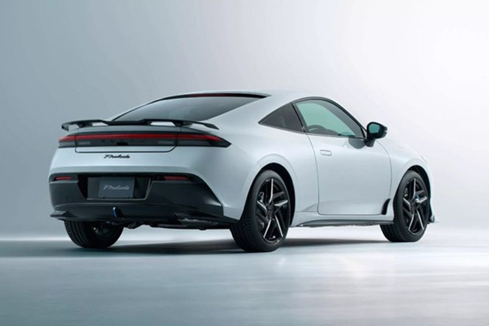 Nội thất Honda Prelude 2025 được hoàn thiện với ghế bọc da và da lộn, điều hòa tự động hai vùng, ghế trước có chức năng sưởi và đèn nội thất đa màu. Honda sẽ chính thức ra mắt Prelude vào ngày 4/9/2025.