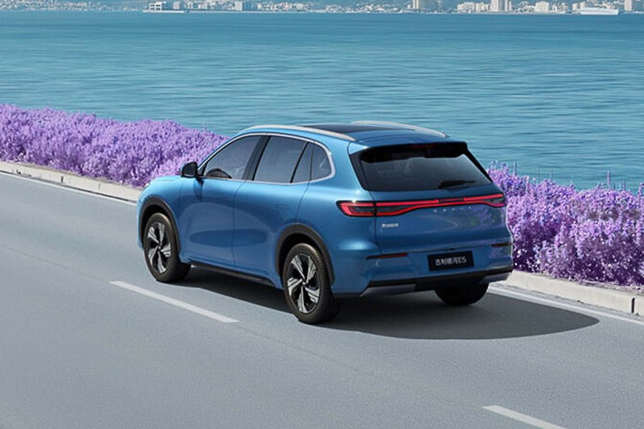 Trong khi đó, cụm pin nhỏ nhất có dung lượng 49,52 kWh với phạm vi di chuyển 440 km theo tiêu chuẩn CLTC và 345 km theo tiêu chuẩn WLTP đã bị loại bỏ khỏi danh mục trang bị của xe. Cả hai cụm pin của Geely EX5 2026 đều hỗ trợ sạc nhanh DC với thời gian sạc từ 30% lên 80% chỉ trong 20 phút.