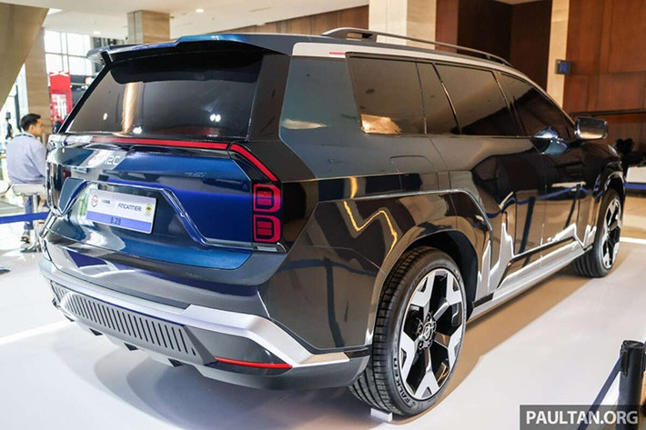Mẫu xe SUV điện i2C mới này sở hữu vóc dáng mạnh mẽ với đường nét góc cạnh, thiết kế nội thất hiện vẫn chưa được công bố nhưng theo tiết lộ, xe sẽ có 3 hàng ghế với tổng cộng 7 chỗ ngồi.