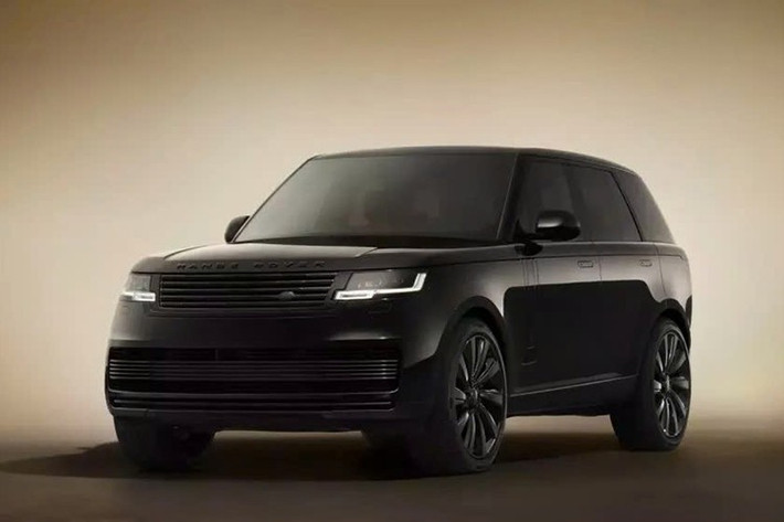 Dưới nắp capo, Range Rover SV Black Edition vẫn giữ nguyên khối động cơ V8 tăng áp kép, dung tích 4.4 lít, tạo ra công suất tối đa 615 mã lực và mô-men xoắn cực đại 749 Nm. Trái tim này Range Rover SV bản đặc biệt sẽ kết hợp với hộp số tự động 8 cấp và hệ dẫn động 4 bánh toàn thời gian và có trang bị đánh lái 4 bánh.