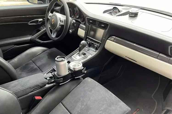 Nguyên bản chiếc xe Porsche 911 Turbo S Cabriolet 991.1 này có màu xám lông chuột nhưng sau đó được sơn thành màu vàng đồng và sau khi về tay ông Vũ, bộ áo mới nhất của xe được dán màu bạc. Ngoại hình vẫn là cản va trước phong cách mới với 2 khe gió và đèn sương mù LED thiết kế khác biệt so với xe tiêu chuẩn.