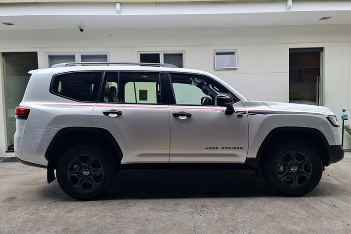 Tuy nhiên, trong thông báo mới nhất, Toyota không đề cập đến biến thể máy dầu, khiến nhiều người kỳ vọng dòng xe này vẫn có thể được đặt mua. Tuy nhiên, khi trang tin Best Car liên hệ trực tiếp với hãng, Toyota xác nhận rằng khách hàng Nhật Bản vẫn có thể đặt mua Land Cruiser máy dầu, cụ thể là các phiên bản cao cấp như ZX và GR Sport.