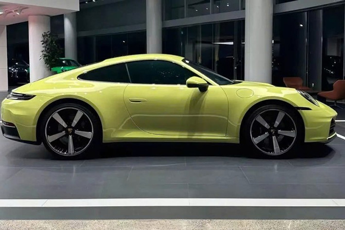 Mới đây đã có một xe Porsche 911 992.2 thế hệ mới nhất chính hãng tại Việt Nam đã được bàn giao cho 1 người chơi xe ở miền Tây. Xe sở hữu màu sơn rất lạ, đó là bộ áo Cartagena yellow Metallic.
