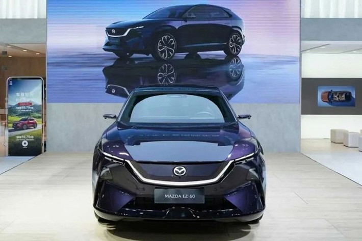 Mazda hiện vẫn chưa công bố giá bán cụ thể cho mẫu xe SUV EZ-60 mới này. Tuy nhiên, EZ-6 đang có giá từ 159.800 đến 181.800 Nhân dân tệ (tương đương khoảng 22.300 - 25.400 USD hoặc 580 - 660 triệu đồng) tại thị trường Trung Quốc.