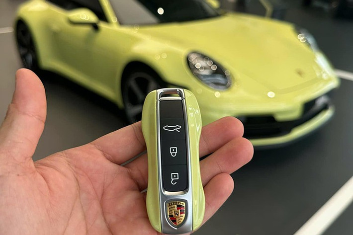 Theo thông tin từ đại lý chính hãng Việt Nam, tổng giá trị xe Porsche 911 Carrera 2025 mới này sau khi hoàn thiện các tùy chọn là gần 11 tỉ đồng, cao hơn khoảng 1 tỉ đồng so với thế hệ trước (992.1).
