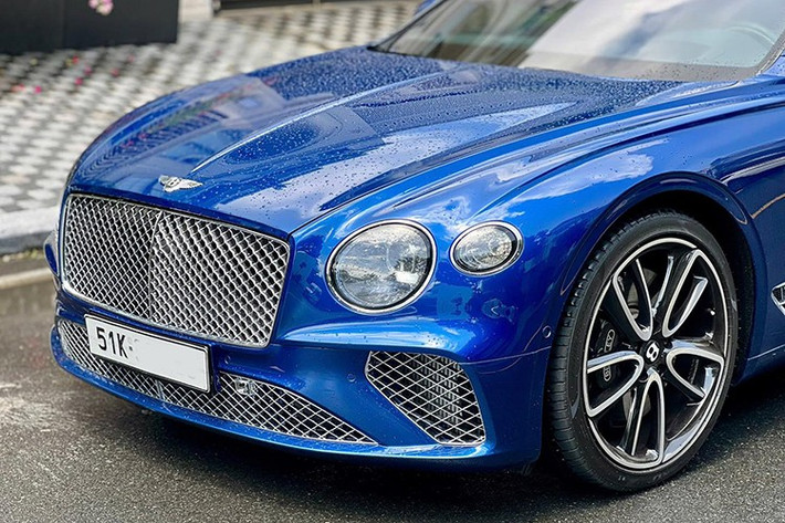 Nhìn trực diện đầu xe, ngoại hình Bentley Continental GT thế hệ mới có sự khác biệt rất rõ so với Bentley Continental GT đời cũ có không dưới 50 chiếc đang lăn bánh ở dải đất hình chữ S. Chi tiết dễ nhận ra nhất chính là ở hốc gió trước có thêm thanh chia gió mang đến cái nhìn thể thao hơn. Lưới tản nhiệt của Bentley Continental GT đời 2018 cũng được làm mới.