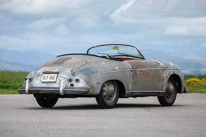 Chi tiết bọc da của chiếc Porsche 356 Speedster này bị hư và cần phải phục dựng gần như toàn bộ để chiếc xe trở lại trạng thái ban đầu. Các kỹ sư sẽ phục dựng ngoại thất nhằm đảo bảm tính nguyên vẹn của thân xe 356 đời đầu.