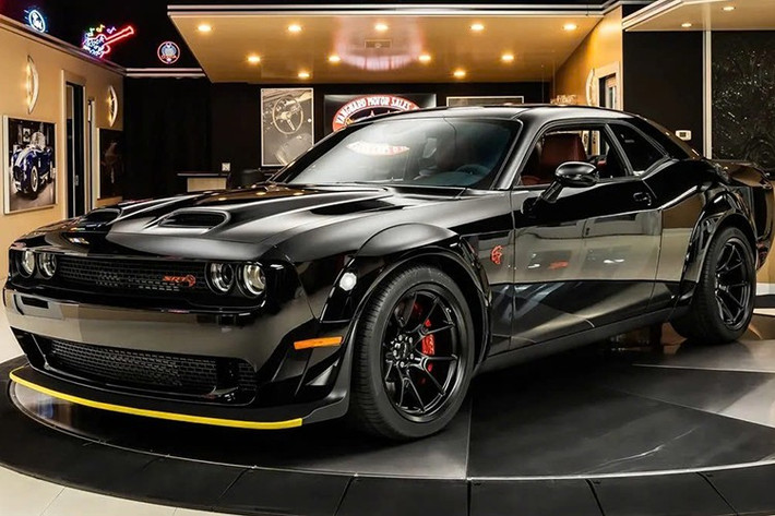 Chuyện kể rằng có một chiếc Dodge Black Ghost nguyên bản có nguồn gốc từ những năm 1970, ngay giữa lòng thành phố Detroit sôi động với những cuộc đua xe đường phố. Là một cảnh sát ban ngày và một tay đua đường phố về đêm, Godfrey Qualls sở hữu một chiếc Challenger R/T SE đời 1970 được trang bị động cơ HEMI 426 (7.0 lít).