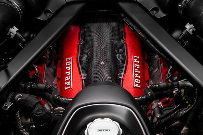 Bất chấp sự phức tạp của hệ thống plug-in hybrid (PHEV), Ferrari vẫn giữ nguyên trọng lượng giống như SF90 Stradale, giúp Ferrari 849 Testarossa có tỷ lệ công suất trên trọng lượng tốt nhất trong số các mẫu xe Ferrari hiện nay. Hệ thống hybrid tích hợp pin lithium-ion 7,45 kWh, cho phép xe di chuyển hoàn toàn bằng điện lên đến 25 km ở chế độ eDrive.