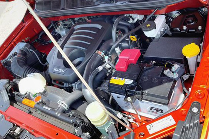 Bên dưới nắp ca-pô của Isuzu D-Max là khối động cơ 1.9L, sản sinh công suất cực đại 150 mã lực, mô-men xoắn cực đại 350 Nm. Phiên bản Prestige 4x2 AT sử dụng hộp số tự động 6 cấp kết hợp hệ dẫn động cầu sau. Cỗ máy vận hành này tiếp tục được tái sử dụng trên phiên nâng cấp mới.