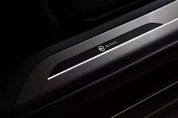 Nhưng hóa ra đó chỉ là điểm khởi đầu. Vài ngày sau, Land Rover tiếp tục công bố Defender OCTA Black Edition – phiên bản đặc biệt này không bị giới hạn tại Mỹ. Thật vậy, trong khi Range Rover Sport SV Black được công bố giá cho các thị trường như Anh và Úc, thì không có thông tin nào cho Mỹ. Riêng Defender OCTA Black lại có thông cáo báo chí riêng dành cho khu vực Bắc Mỹ.