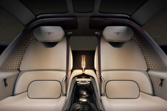 Bentley lưu ý rằng có nhiều chỗ để chân ở các vị trí ghế ngồi phía sau do không có ghế hành khách phía trước. Công ty cũng đề cập đến hệ thống lưu trữ sàn Concertina, có chỗ để chân gập xuống sàn khi không sử dụng. Chiếc xe có bảng táp-lô hình đôi cánh 'Wing Gesture' đặc trưng của Bentley, nhưng có thể hoạt động như một màn hình kỹ thuật số toàn chiều rộng.