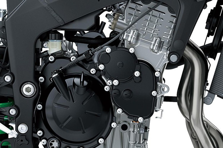 Về hiệu năng, Ninja ZX-6R 2026 tiếp tục sử dụng động cơ 4 xi-lanh thẳng hàng, dung tích 636cc, làm mát bằng dung dịch, cho công suất tối đa 124 mã lực và mô-men xoắn 69 Nm. Khi kết hợp với hệ thống RAM Air, xe có thể đạt công suất cực đại lên đến 129 mã lực. Xe sử dụng hộp số 6 cấp và được tích hợp hệ thống Quick Shifter và Assist & Slipper Clutch.
