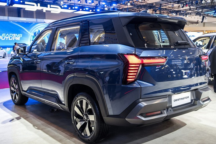 Trong quá trình thử nghiệm tại Indonesia, Mitsubishi Destinator cho thấy mức tiêu hao nhiên liệu khá ấn tượng. Khi vận hành trong phố với tốc độ trung bình khoảng 25 km/h, xe đạt mức 14,3 km/lít (tương đương 7 lít/100 km). Trên đường cao tốc với tốc độ ổn định 80 km/h, mức tiêu hao giảm xuống còn 16,4 km/lít (khoảng 6,1 lít/100 km).