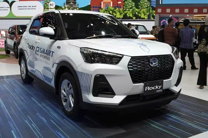 Cuối cùng là những trang bị an toàn như 6 túi khí, 6 cảm biến hỗ trợ đỗ xe trước/sau, hệ thống chống bó cứng phanh ABS, cân bằng điện tử và hỗ trợ khởi hành ngang dốc. Đặc biệt, xe còn có hệ thống cảnh báo điểm mù và 8 tính năng an toàn chủ động ADAS như cảnh báo va chạm, cảnh báo chệch làn đường, cảnh báo xe phía trước khởi hành, cảnh báo mất tập trung, đèn pha tự động,...