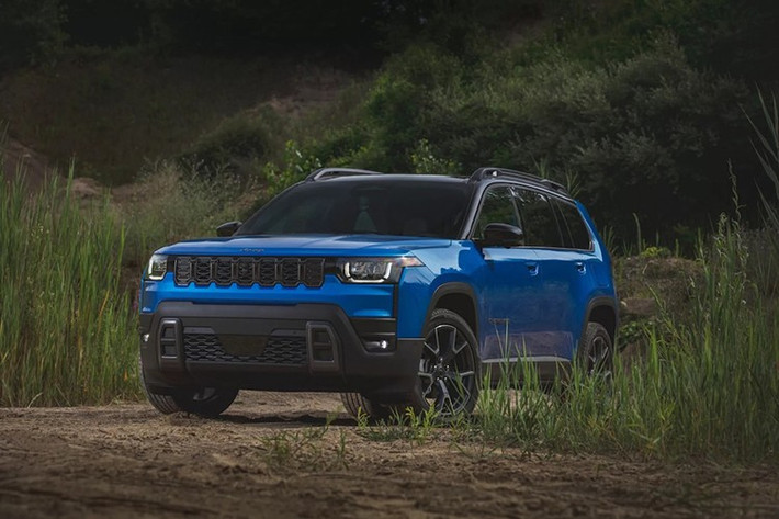 Cherokee 2026 có giá khởi điểm chỉ từ 36.995 đô la, bao gồm cả phí vận chuyển 1.995 đô la. Việc giao hàng dự kiến bắt đầu vào cuối năm nay, với trọng tâm ban đầu sẽ là các phiên bản Limited và Overland. Các phiên bản Cherokee và Laredo rẻ hơn sẽ ra mắt vào đầu năm 2026, và tất cả đều được nhập khẩu từ Toluca, Mexico.