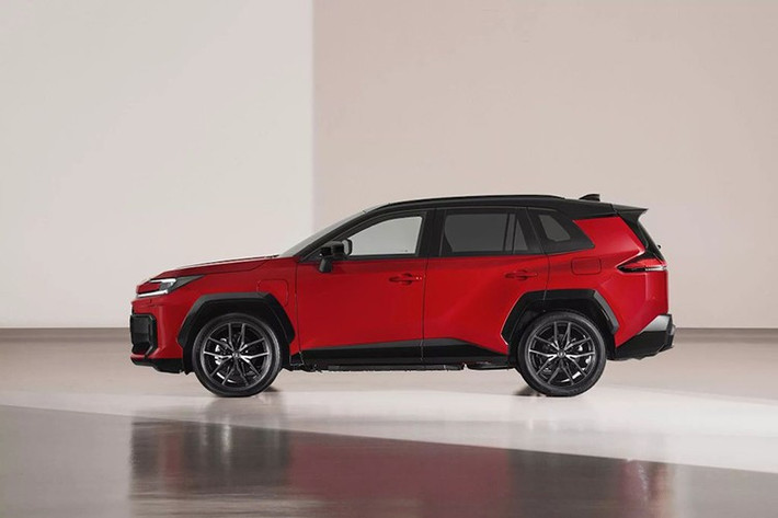 Ở ngoại thất, RAV4 GR Sport nổi bật với loạt chi tiết gợi nhớ đến các dòng xe hiệu năng cao. Mặt ca-lăng lấy cảm hứng từ GR Corolla, cản trước được tái thiết kế đầy cơ bắp trông mạnh mẽ hơn nhiều so với thế hệ cũ.