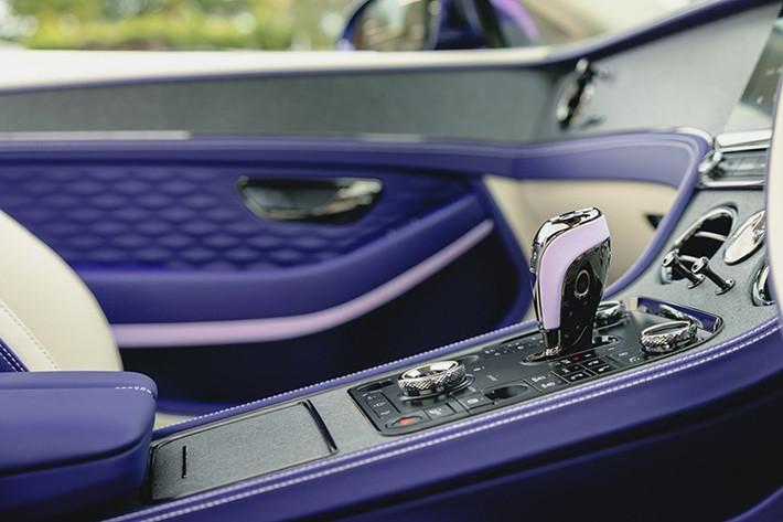 Lớp phủ đá là lớp hoàn thiện tiên tiến được chế tác bởi Bentley, kết hợp giữa tay nghề thủ công hàng thế kỷ và các công nghệ tiên tiến. Các đội ngũ chế tác của Mulliner có thể sử dụng đá 200 triệu năm tuổi, để tạo ra các tấm fascia, bảng điều khiển và waistrail với lớp phủ mỏng chỉ 0,1mm. Những lớp này có kết cấu xúc giác tự nhiên và có 4 sắc thái (Autumn, Copper, Galaxy và Terra Red).