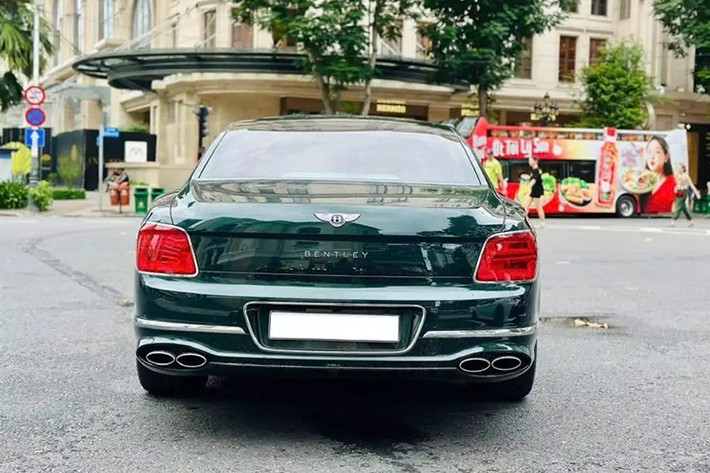 Mới đây, đã có một chiếc xe Bentley Flying Spur V8 mới được đại gia tại TP HCM bán lại cho showroom xe sang ở Hà Nội, chiếc xe hiện đang được chào bán hơn 13 tỷ đồng.