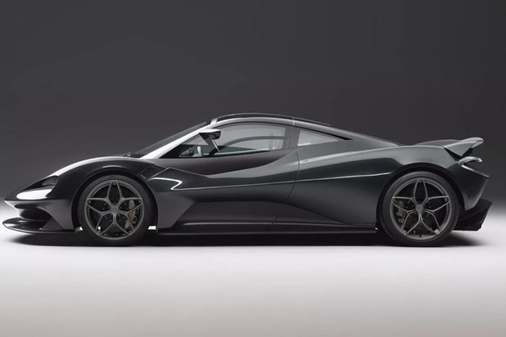 Chiếc xe được trưng bày tại Goodwood là một mẫu concept mang phong cách thiết kế hướng đến sản xuất hàng loạt, được sơn màu xám Ueno Grey gợi nhớ đến chiếc F1 GTR từng vô địch Le Mans. Xe sử dụng phiên bản cải tiến của khung gầm liền khối sợi carbon của McLaren, vốn được dùng trên P1, Senna, 720S, 765LT và 750S.