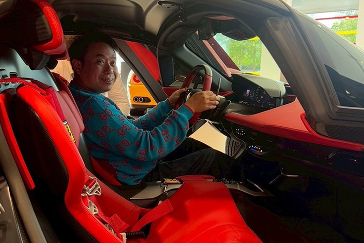 Nội thất tối giản lấy cảm hứng từ phong cách cổ điển. Hai ghế cố định, được làm màu xanh và bọc da lộn, trải dài từ bệ cửa đến giữa hai hàng ghế, tạo cảm giác hợp nhất với khoang nội thất. Bảng táp lô mang phong cách tối giản với cụm động hồ kỹ thuật số uốn cong kích thước 16 inch tích hợp thông tin giải trí...