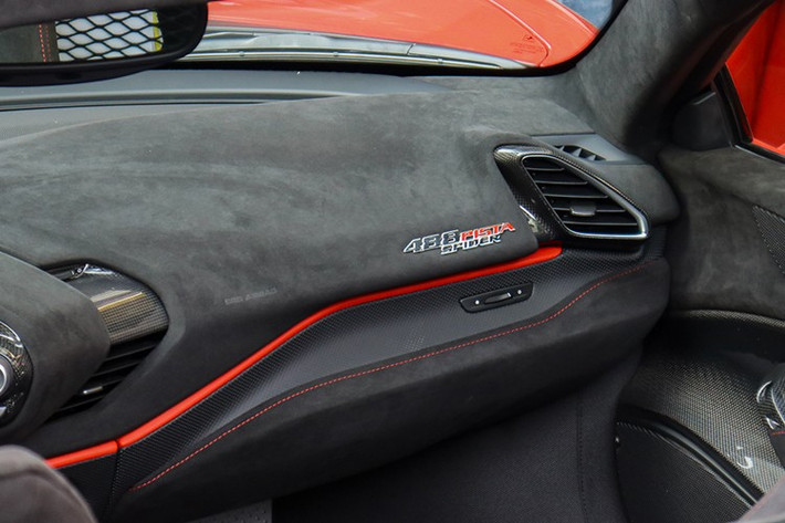 Nếu so sánh với Ferrari 488 Spider, rõ ràng 488 Pista Spider được "bơm" thêm 39 mã lực ở công suất và con số này ấn tượng hơn rất nhiều khi tăng 113 mã lực so với người tiền nhiệm, siêu xe 458 Speciale Aperta chỉ có đúng 499 chiếc được sản xuất.