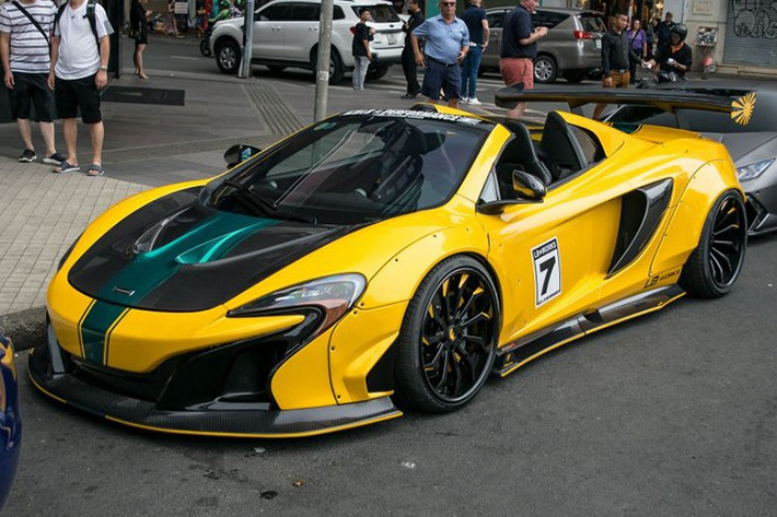 Sau 1 thời gian khá dài trải nghiệm chiếc siêu xe mui trần McLaren 650S Spider độ Liberty Walk với bộ áo đỏ đen, chủ nhân của nó vừa mới cho lột áo cũ ra, để diện lên mình bộ áo mới đầy sặc sỡ, và nhanh chóng đã thu hút các tay săn ảnh ở TP.HCM.