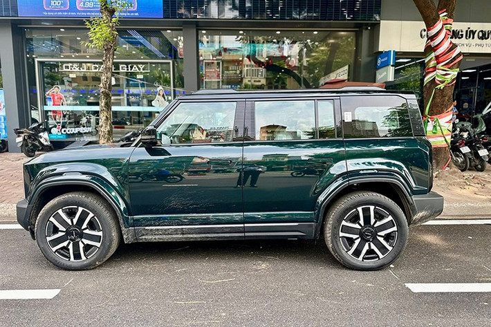 Là mẫu SUV thuần điện, Jaecoo J6 sở hữu phần đầu xe kín thay cho lưới tản nhiệt truyền thống. Ngôn ngữ thiết kế dạng hộp cũng được áp dụng trên J6, tương tự "đàn anh" J7. Hệ thống chiếu sáng dùng đèn LED kết hợp dải đèn ban ngày bố trí dọc.
