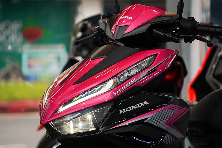 Về ngoại hình, Honda Vario 125 nhập khẩu từ Malaysia không có khác biệt đáng chú ý so với phiên bản nhập khẩu từ Indonesia do HVN phân phối. Mẫu xe do Boon Siew Honda Sdn Bhd vẫn giữ phong cách thiết kế thể thao, góc cạnh đầy mạnh mẽ, nam tính vốn đã làm nên thương hiệu và phong cách riêng của Vario 125