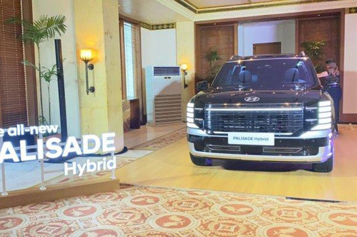 Từ góc nhìn bên hông, Palisade mới gợi nhớ đến Range Rover với mâm hợp kim 21 inch và dáng xe bề thế. Phía sau, cụm đèn hậu kéo dài kết hợp cần gạt mưa ẩn dưới cánh gió càng tăng tính thẩm mỹ.