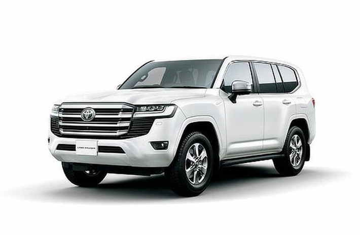 Một thay đổi đáng chú ý trên phiên bản hybrid là bình nhiên liệu bị thu nhỏ còn 68 lít, so với 80 lít trên bản xăng tiêu chuẩn. Đây được xem là đánh đổi hợp lý để nhường chỗ cho bộ pin hybrid, dù có thể ảnh hưởng đôi chút đến khả năng di chuyển đường dài.