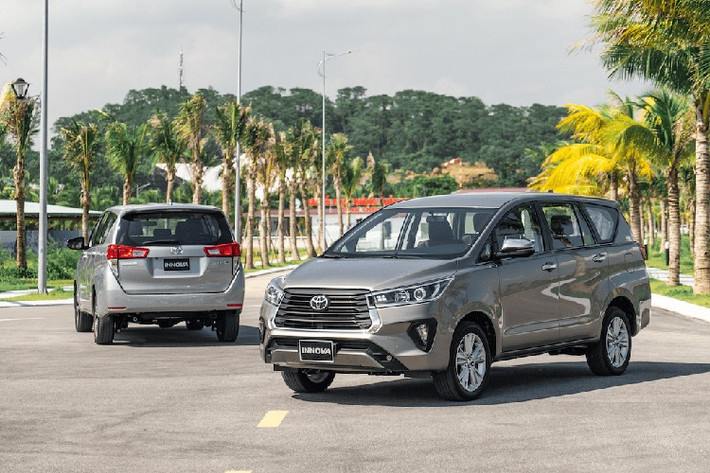 Lợi thế của Toyota Innova nằm ở không gian nội thất rộng rãi, khả năng vận hành bền bỉ, ít hỏng vặt, Toyota Innova được các gia đình, doanh nghiệp vận tải hành khách. Giá trị khấu hao thấp, dễ sửa chữa, phù hợp với cơ sở hạ tầng giao thông Việt Nam.