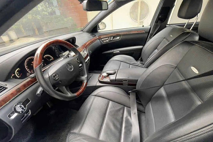 Mercedes-Benz S63 AMG đời 2009 sở hữu cửa sổ trời toàn cảnh panorama, ghế da cao cấp Passion. Vô-lăng sưởi và làm mát với thiết kế của AMG.