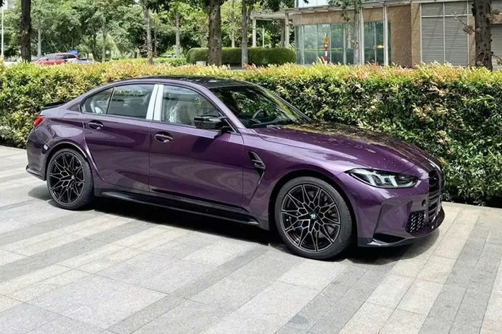 Ngoài màu tím, ngoại hình xe còn có nhiều chi tiết carbon như cản va sau, cản trước, vỏ gương, nẹp sườn cùng bộ mâm đa chấu kép sơn tối màu và kẹp phanh màu xanh.