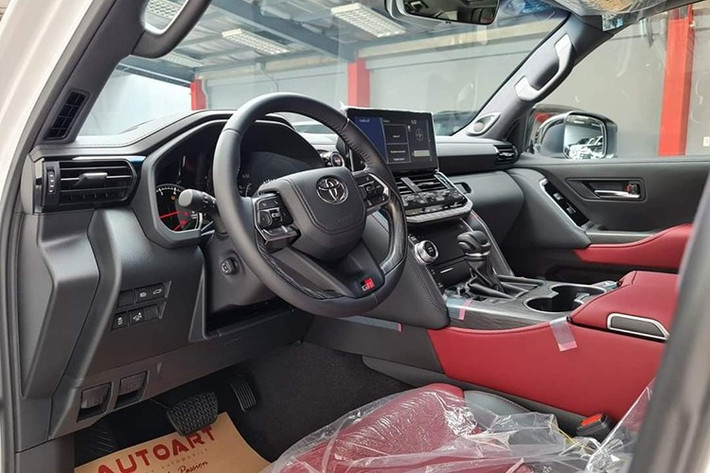 Một trong những lý do chính là khách hàng đã chờ đợi bản máy xăng trước đây sẽ được ưu tiên chuyển sang bản máy dầu nếu có nhu cầu, điều này khiến danh sách chờ tiếp tục kéo dài.
