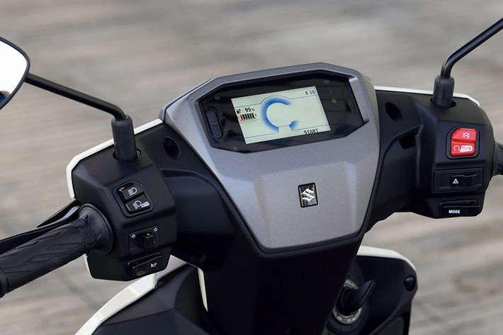 Xe ga Suzuki e-Address 2025 sử dụng hệ thống khung được tối ưu hóa về trọng lượng và tính cơ động. Cụm đèn pha LED hình vuông mang đến dáng vẻ thể thao hiện đại, kết hợp hài hòa với cụm đèn hậu gọn gàng phía sau.