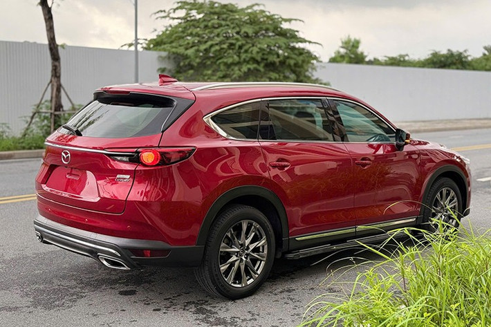 Ngoại thất màu đỏ tạo cảm giác trẻ trung và nổi bật, kết hợp với kiểu dáng SUV 5 cửa, mang đến phong cách hiện đại và có phần thể thao. Theo thông tin từ người bán, xe được gia đình sử dụng nên ngoại hình vẫn còn khá đẹp, ít trầy xước. Đặc biệt, màu đỏ cũng thường được đánh giá cao trên thị trường xe cũ, bởi ít bị lỗi mốt và dễ tạo thiện cảm.