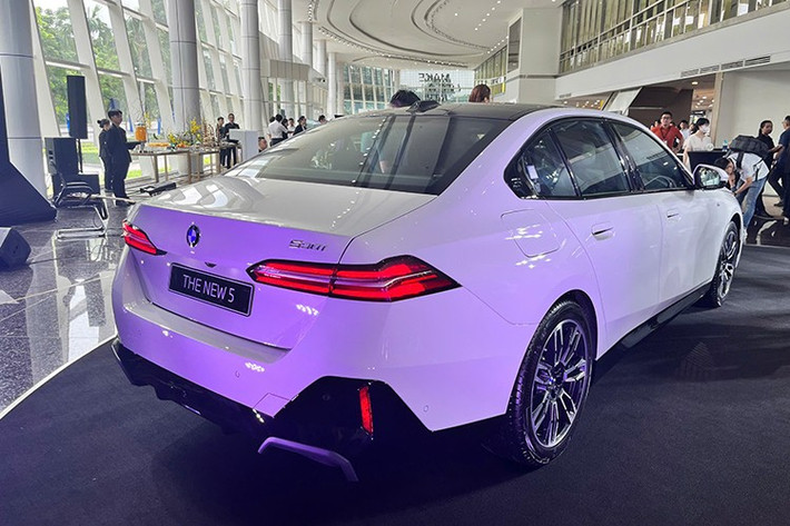 Mẫu xe sedan hạng sang BMW 5 Series 2025 không ngại phá cách trong lần ra mắt này. Mặt ca-lăng mảnh hơn, đèn pha gọn sắc, hông xe nổi bật đường gân mạnh mẽ và đuôi xe sắc cạnh. Đặc biệt bản 530i M Sport mang đậm chất thể thao với mâm 19 inch và các chi tiết lấy cảm hứng từ dòng hiệu suất cao.